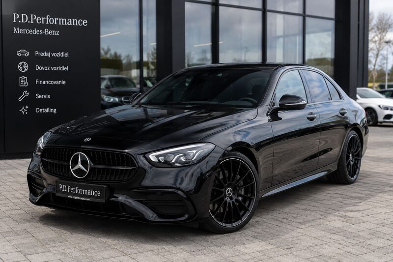 Detail tmavých exteriérových prvkov Night paketu na vozidle Mercedes-Benz s výbavou AMG Line.