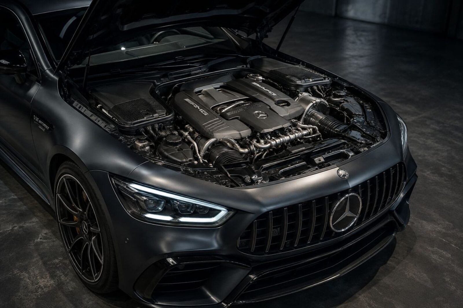 Detail motorového priestoru výkonného Mercedes-AMG s osemvalcovým motorom V8 biturbo.