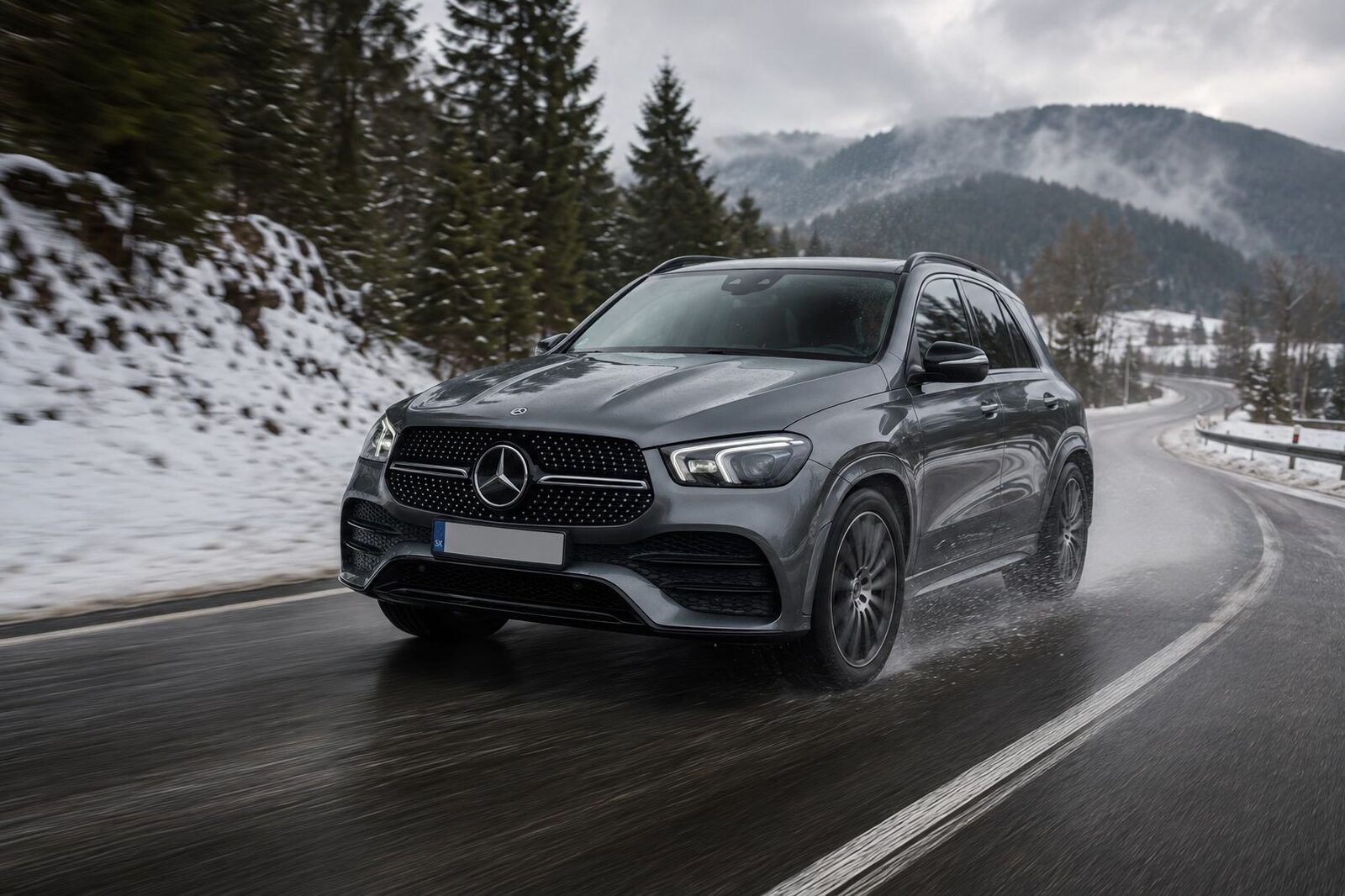 SUV Mercedes-Benz s pohonom 4MATIC na zasneženej alebo nespevnenej ceste.